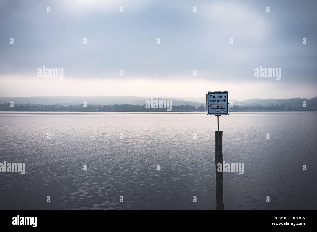 Vue panoramique d'un panneau sur un fond bleu de l'océan Banque D'Images