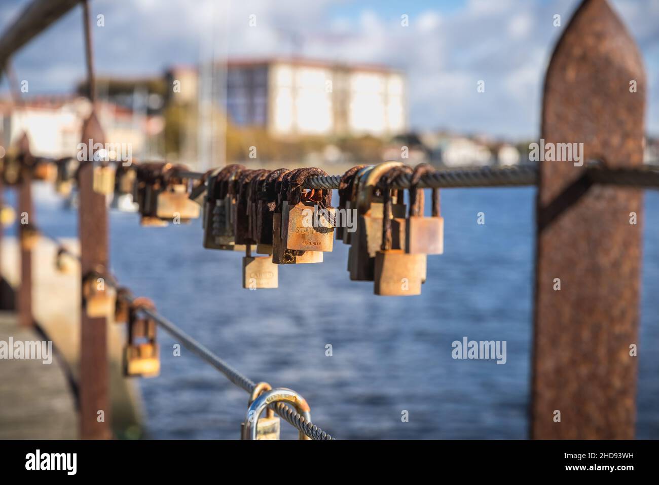 Vila do Conde, Porto, Portugal - 23 octobre 2020 : cadenas d'amour  accrochés sur les rives de l'Ave le jour de l'automne Photo Stock - Alamy