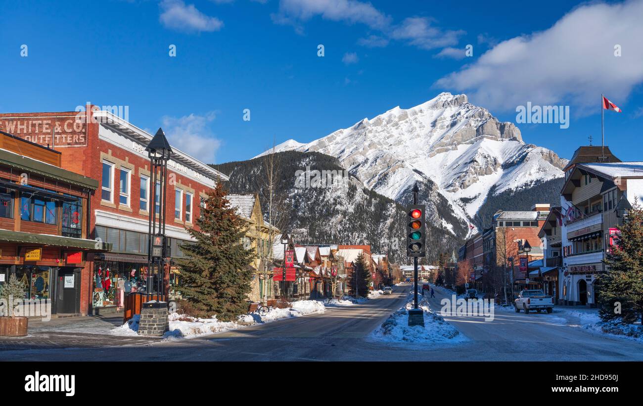 Avenue Banff et Cascade Mountain Parc national Banff, Alberta, Canada. Banque D'Images