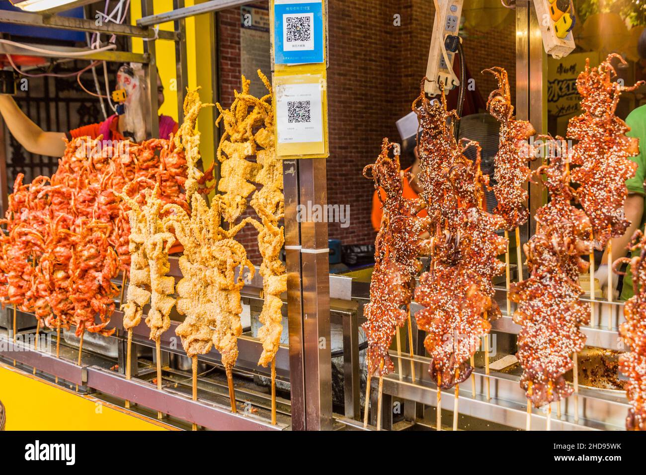 XI'AN, CHINE - 5 AOÛT 2018 : brochettes de fruits de mer dans le quartier musulman de Xi'an, Chine Banque D'Images