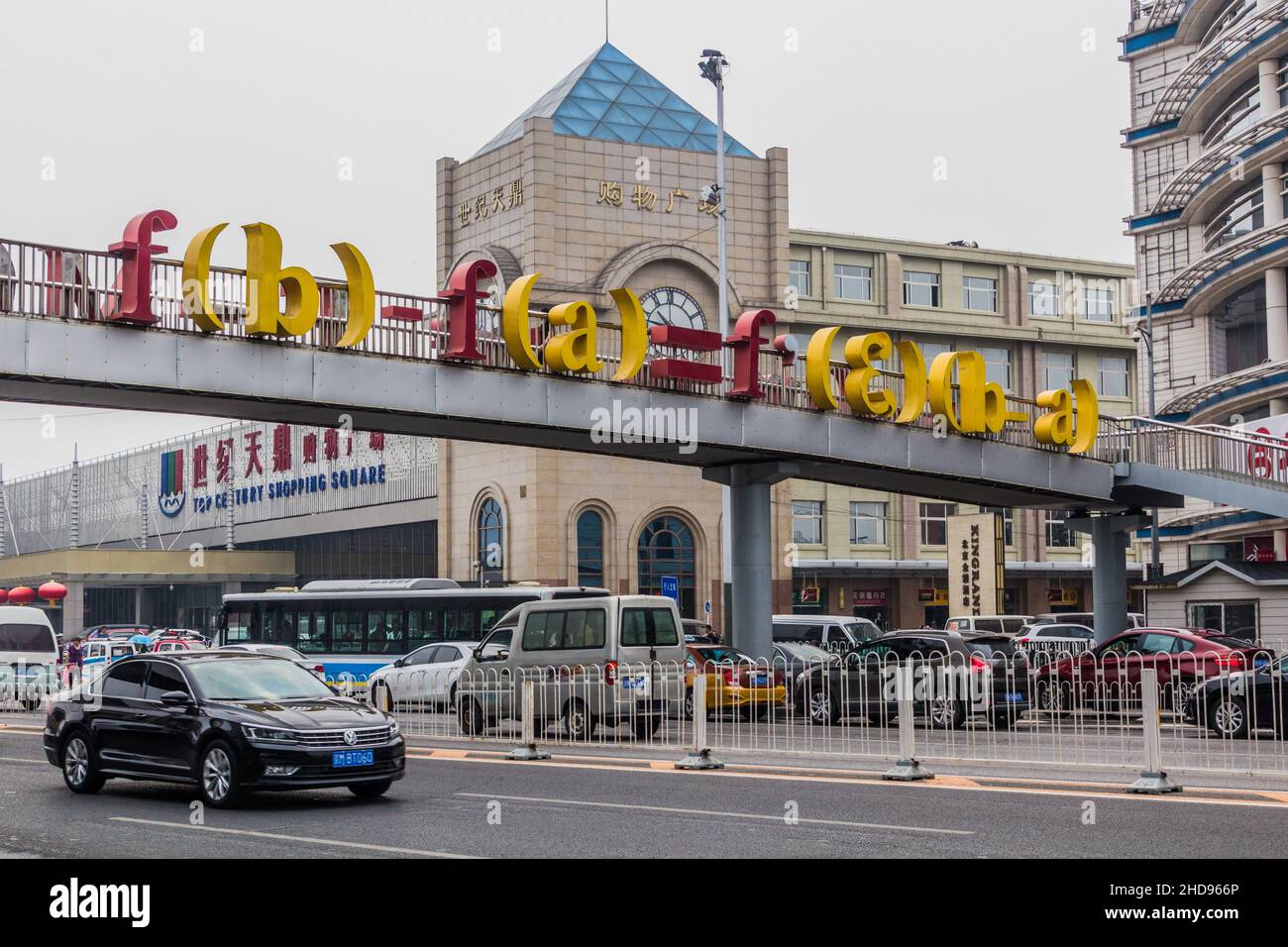PÉKIN, CHINE - 27 AOÛT 2018 : formule mathématique sur un passage supérieur au-dessus de la rue Zhushikou à Pékin, Chine Banque D'Images