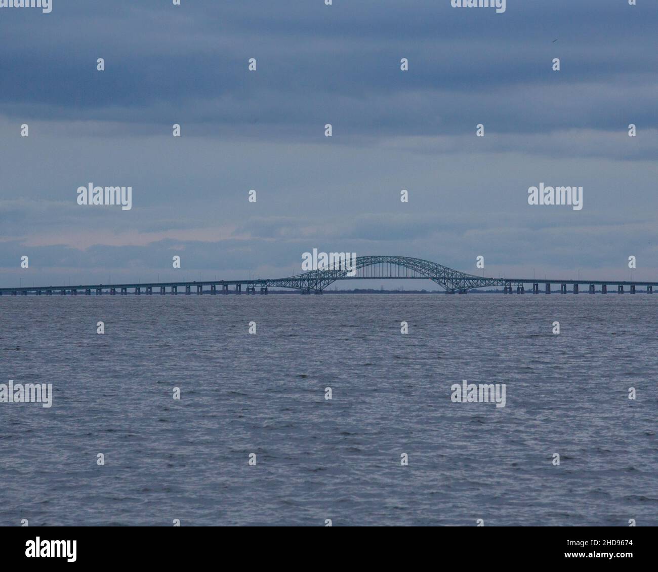 Vue sur le pont de Crimée par une journée sombre Banque D'Images