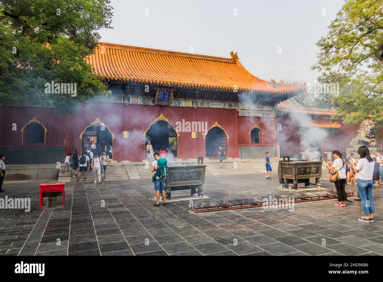 BEIJING, CHINE - 28 AOÛT 2018 : les gens visitent le Temple des Lamas Yonghe Lamasery à Beijing, en Chine Banque D'Images