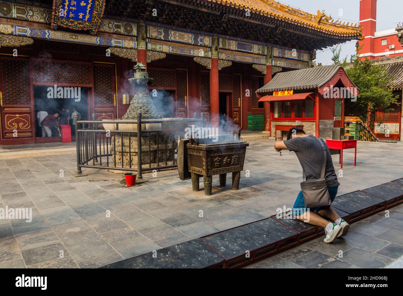 BEIJING, CHINE - 28 AOÛT 2018 : prière au Temple des Lamas Yonghe Lamasery à Beijing, en Chine Banque D'Images