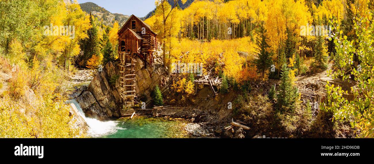 Photo panoramique de Crystal Mill avec Golden Aspen à l'automne Banque D'Images