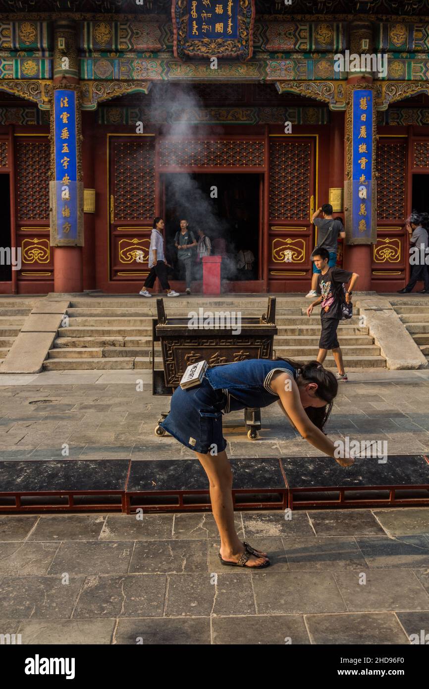 BEIJING, CHINE - 28 AOÛT 2018 : prière au Temple des Lamas Yonghe Lamasery à Beijing, en Chine Banque D'Images