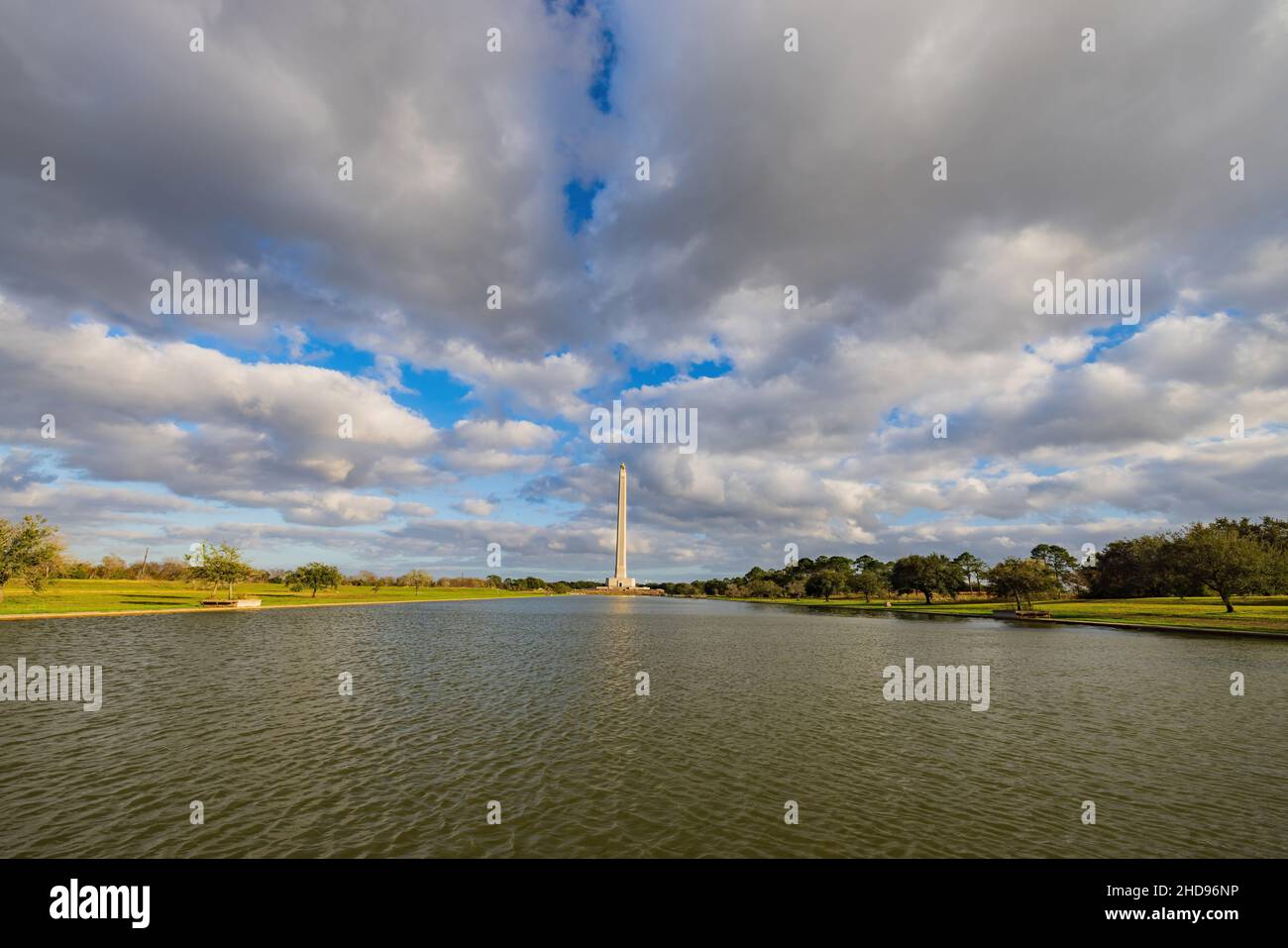 Immense monument de la tour dans le site historique national du champ de bataille de San Jacinto au Texas Banque D'Images