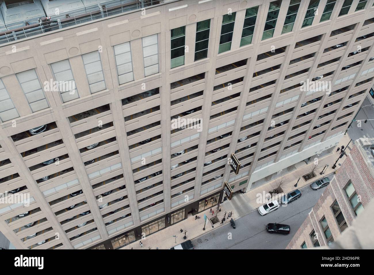 Vue aérienne du parking garage et de la rue dans le centre-ville de Chicago en hiver Banque D'Images