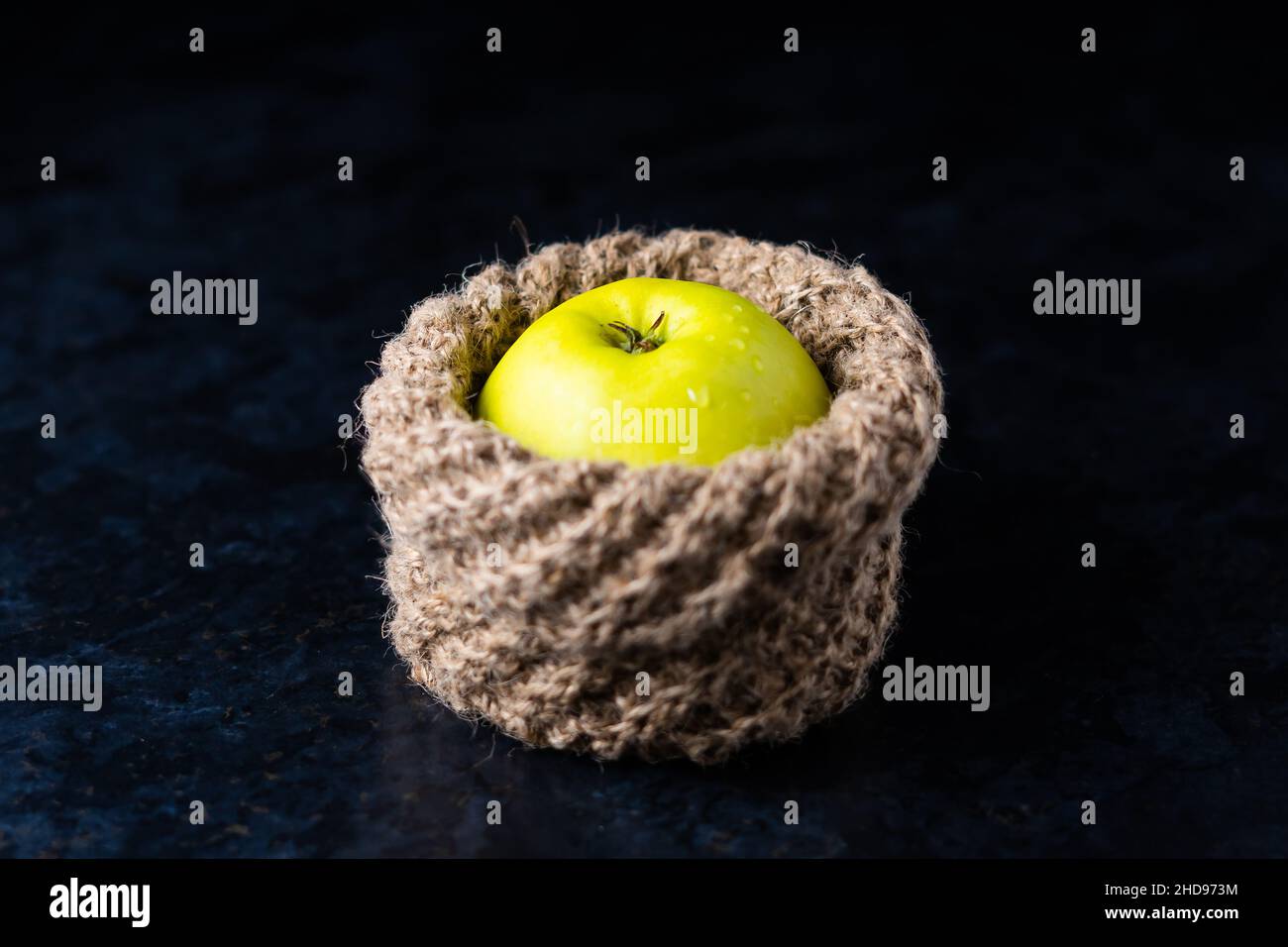 Fruits mûrs de pomme verte sur une table en pierre sombre.Vue de dessus avec espace de copie.Pose à plat Banque D'Images