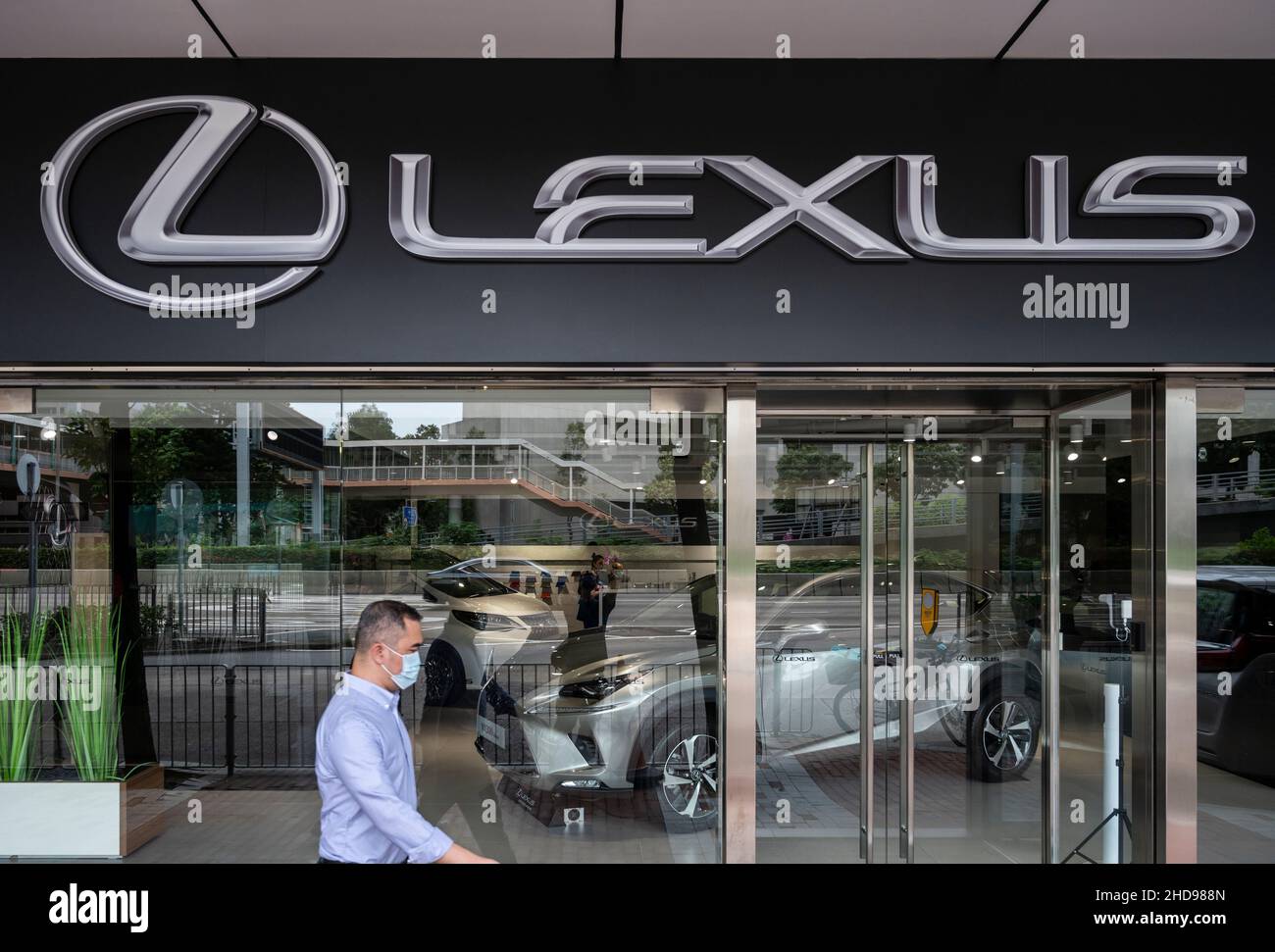 Un piéton passe devant la marque automobile japonaise de luxe appartenant au constructeur automobile Toyota, magasin Lexus à Hong Kong. Banque D'Images