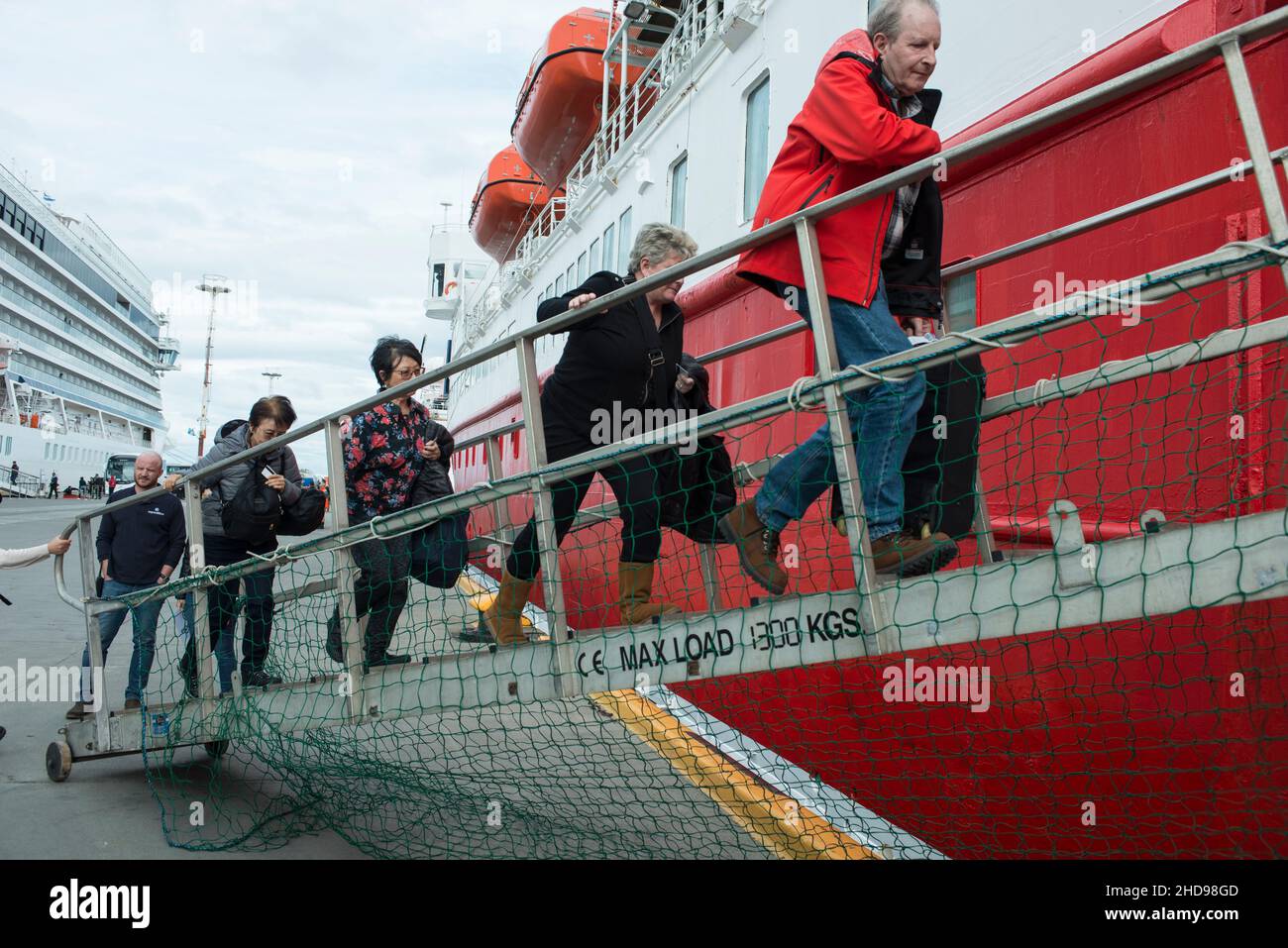 Passagers à bord d'un bateau de croisière antarctique à Ushuaia, argentine Banque D'Images