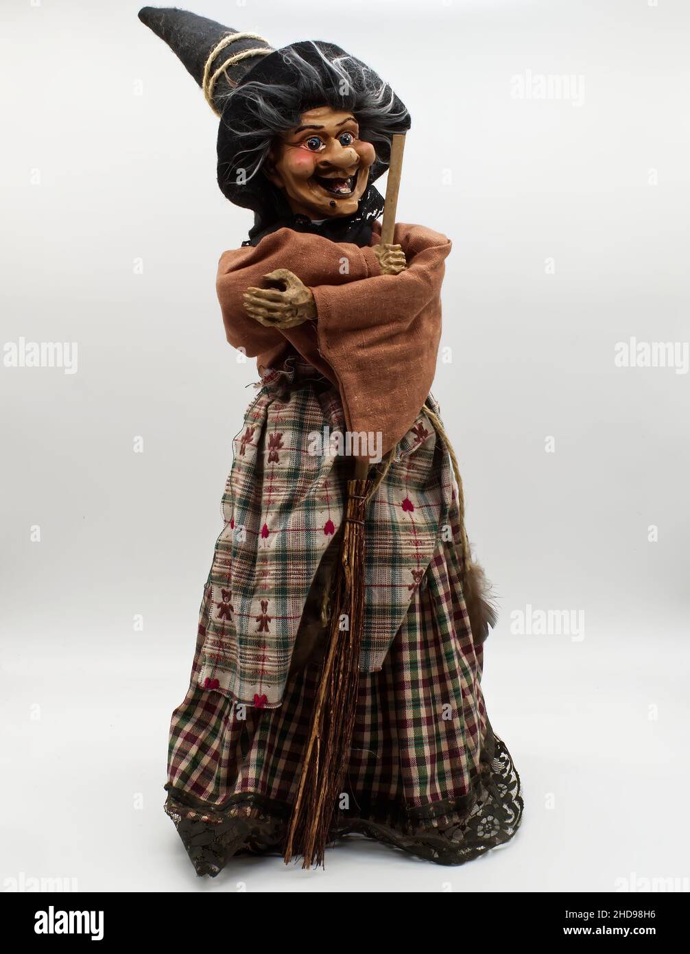 Le Befana avec un balai de sorcière sur fond blanc.Costume traditionnel de sorcière pour l'Epiphanie italienne. Banque D'Images