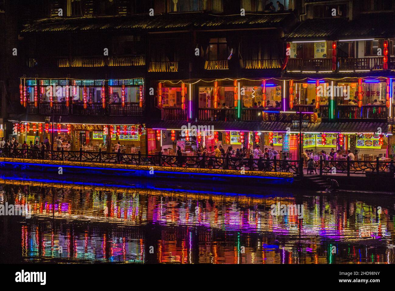 FENGHUANG, CHINE - 14 AOÛT 2018 : vue en soirée des restaurants au bord de la rivière dans la vieille ville de Fenghuang, province de Hunan, Chine Banque D'Images