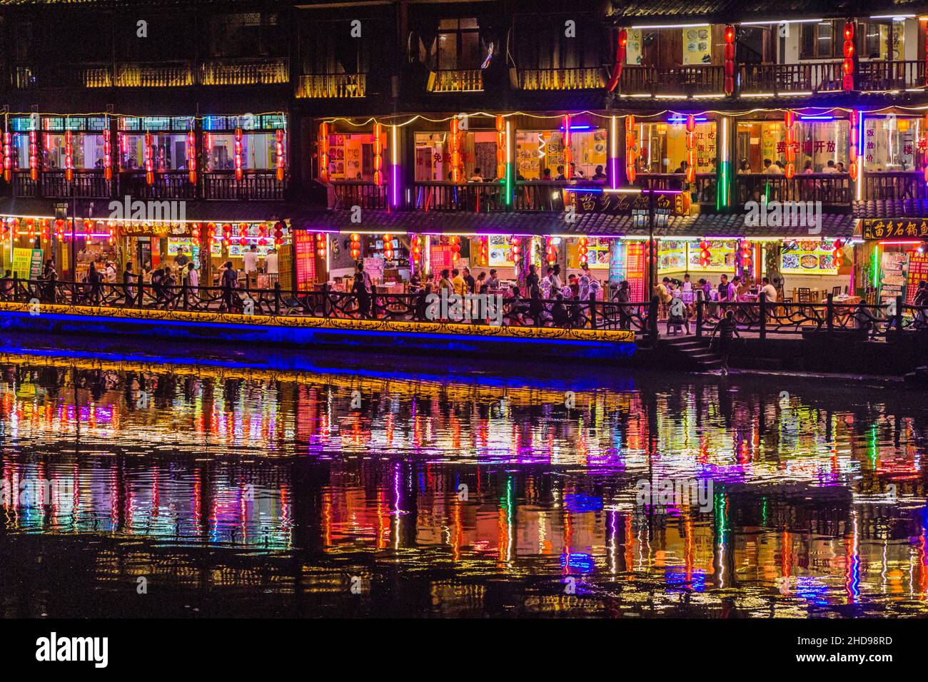 FENGHUANG, CHINE - 14 AOÛT 2018 : vue en soirée des restaurants au bord de la rivière dans la vieille ville de Fenghuang, province de Hunan, Chine Banque D'Images