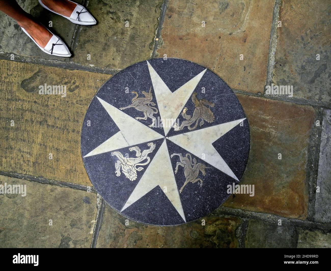 Emblème de l'ordre des Chevaliers de l'Hôpital de Saint John, porte de Saint John, Clerkenwell, Farringdon, Londres,Angleterre, Royaume-Uni Banque D'Images