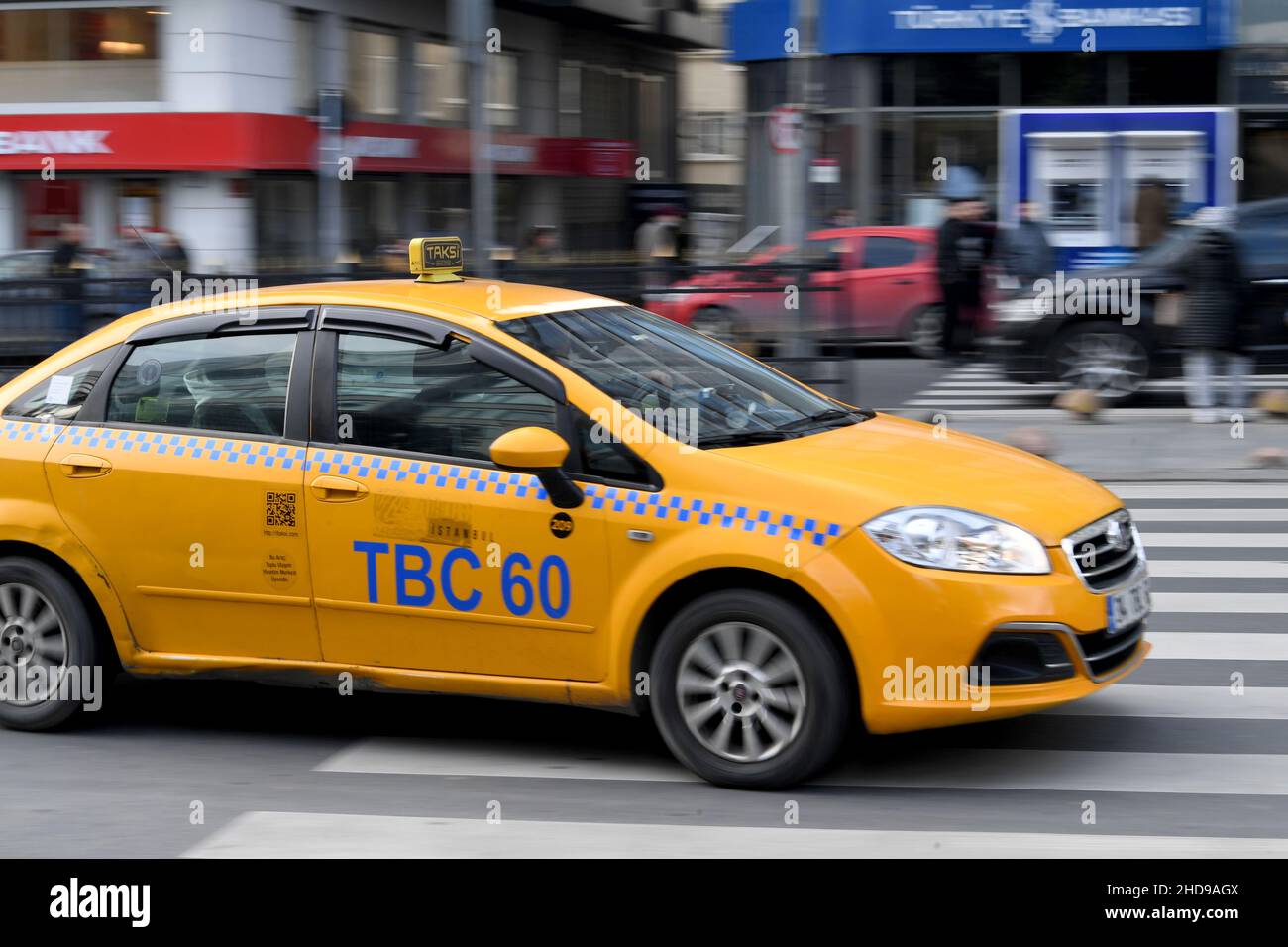 Istanbul, Turquie.3rd janvier 2022.Un taxi conduit dans une rue à Istanbul, Turquie, le 3 janvier 2022.Une série de hausses des prix du gaz naturel, de l’électricité et de l’essence ont encore mis à mal les moyens d’existence du peuple turc, qui est déjà embourbé dans une inflation galopante et une dépréciation de la monnaie nationale.Credit: Shadati/Xinhua/Alamy Live News Banque D'Images