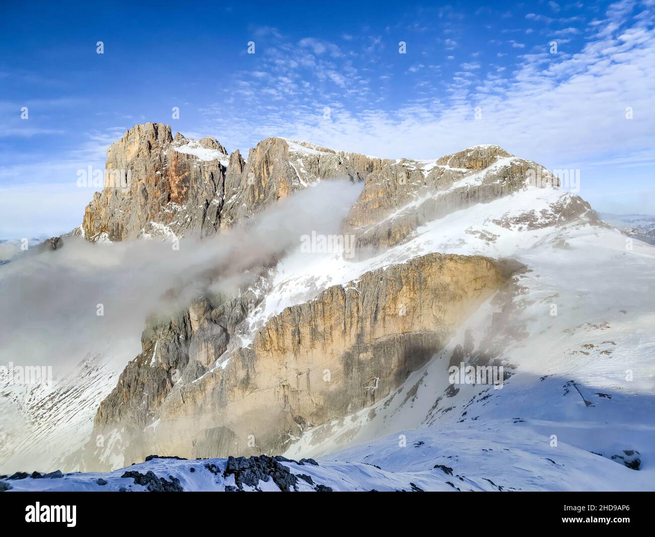 Cimon della Pala sur les Dolomites dans le Trentin-Haut-Adige avec fond bleu ciel et faible brouillard. Banque D'Images