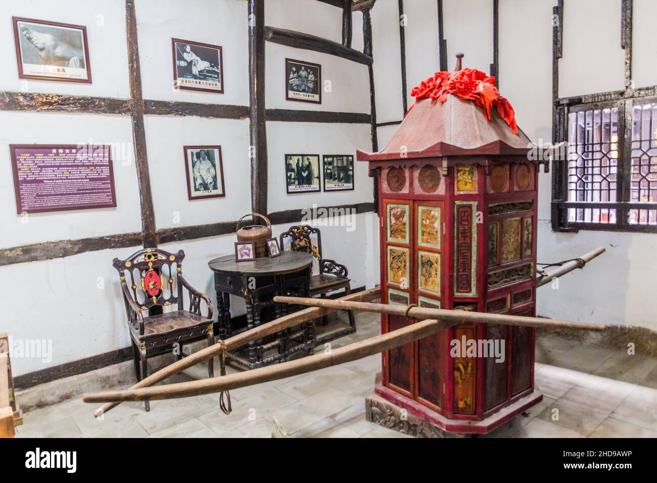 CHONGQING, CHINE - 17 AOÛT 2018 : chaise Sedan dans un ancien bâtiment de la ville antique de Ciqikou, Chine Banque D'Images