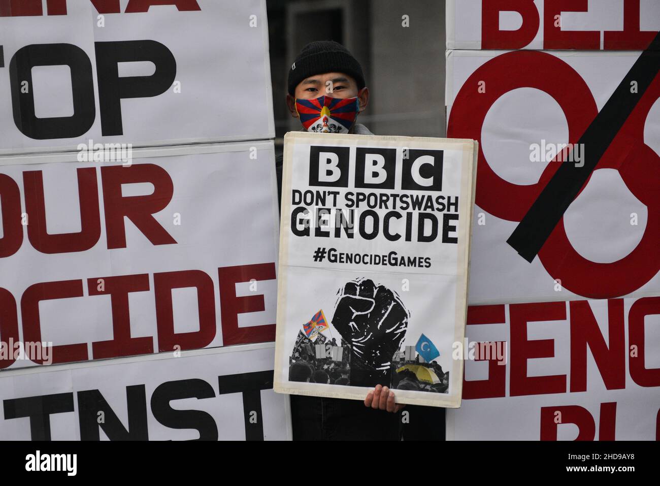 Des partisans du Tibet, de Hongkong, d'Uyghurs et d'activistes anti-PCC se sont réunis en face de la BBC Broadcasting House à Londres pour appeler la BBC à boycotter les Jeux Olympiques de Beijing 2022. Banque D'Images