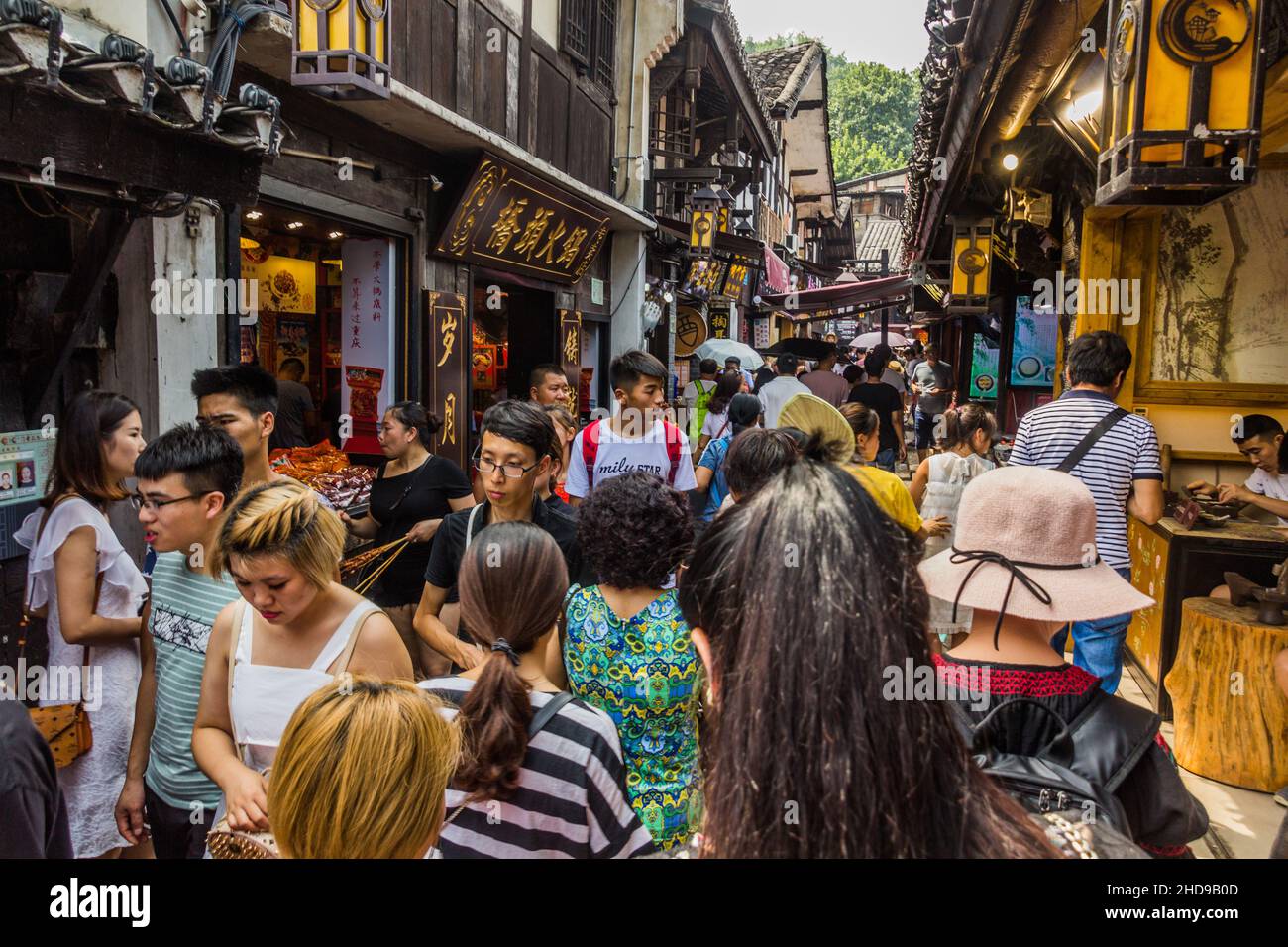 CHONGQING, CHINE - 17 AOÛT 2018 : allée surpeuplée dans la vieille ville de Ciqikou, Chine Banque D'Images