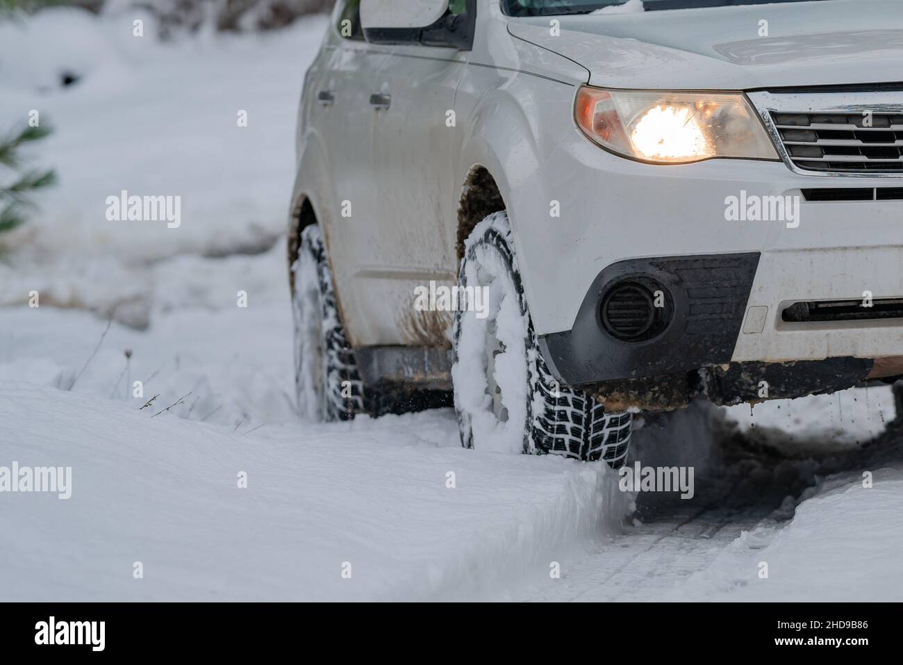 Patinage des pneus dans la neige.Oregon, Ashland, hiver Banque D'Images
