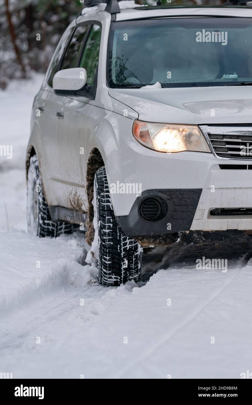 Patinage des pneus dans la neige.Oregon, Ashland, hiver Banque D'Images