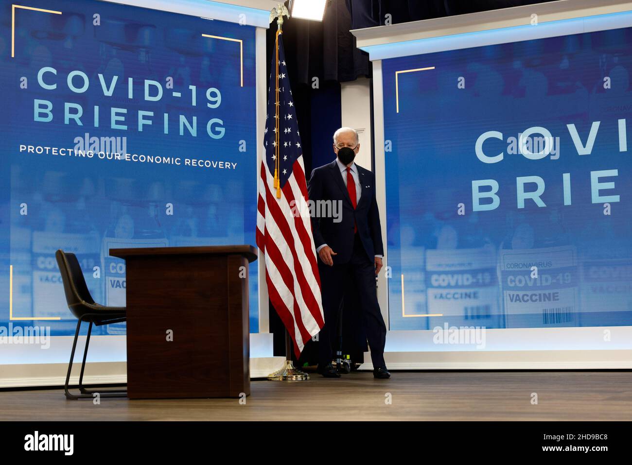 Washington, États-Unis.04th janvier 2022.Le président des États-Unis, Joe Biden, a communiqué avec des membres de l'équipe de réponse Covid-19 de la Maison Blanche au bureau exécutif Eisenhower à Washington, DC, le mardi 4 janvier 2022.Les États-Unis ont ajouté lundi plus de 1 millions de personnes à leur décompte de cas Covid-19, bien que la variante Omicron semble moins sévère pour les personnes vaccinées.Photo par Ting Shen/UPI crédit: UPI/Alay Live News Banque D'Images