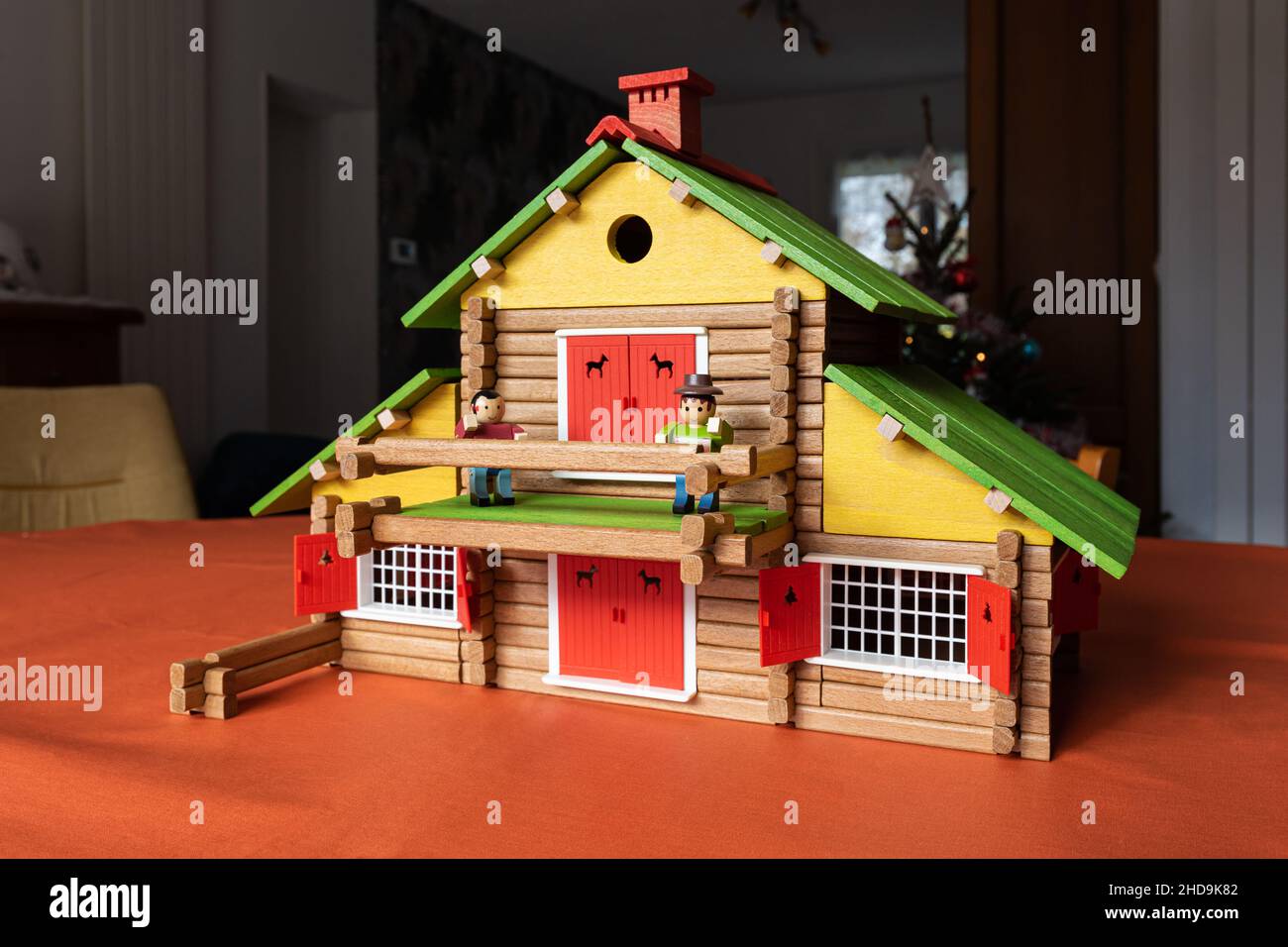 Cabane en bois d'époque sur une table.Jouet éducatif créatif de construction en bois. Banque D'Images