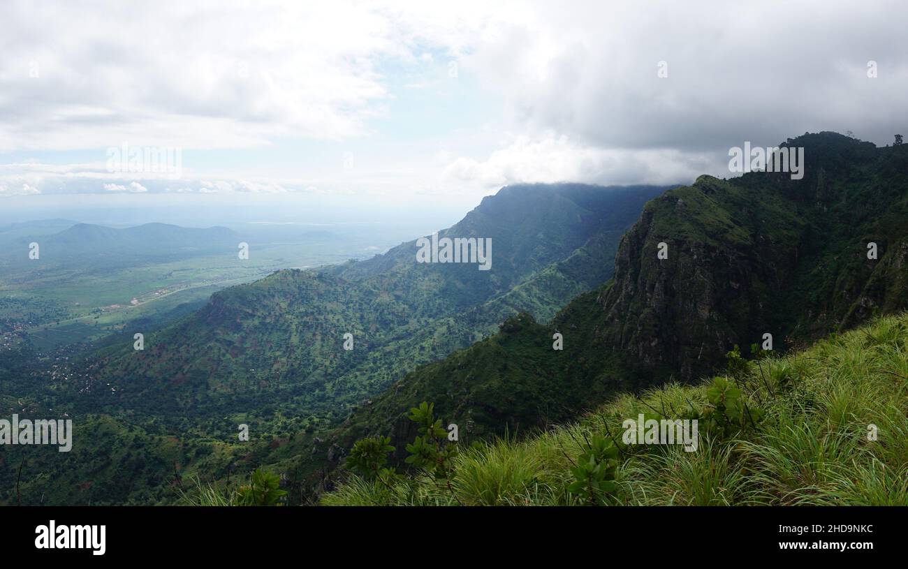 Panorama, prise de vue panoramique sur un point de vue au bord des monts Usambara, Lushoto, Tanzanie 2021 Banque D'Images