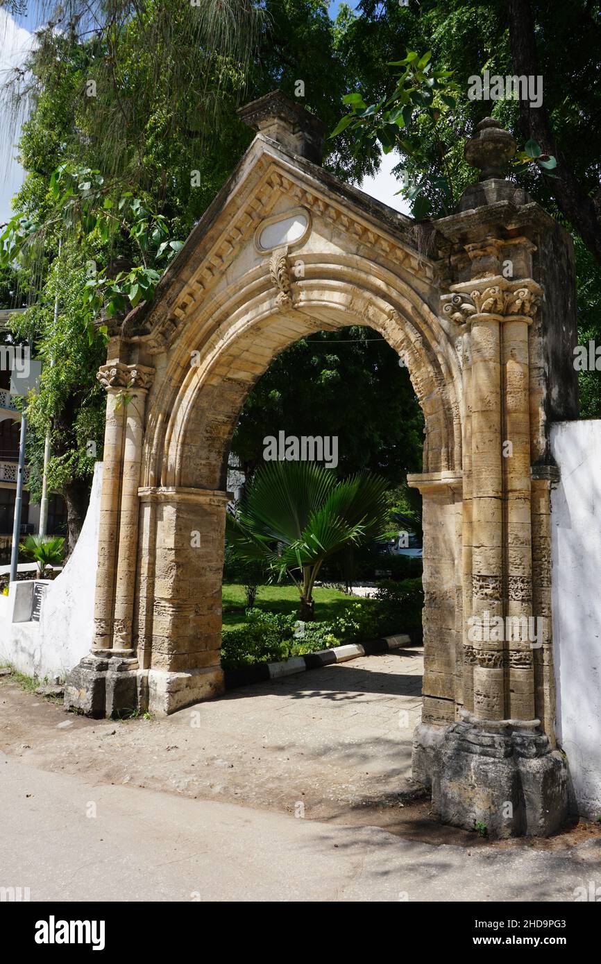 Vieux portugais arche dans la vieille ville de Stone Town sur Zanzibar, Tanzanie 2021 Banque D'Images