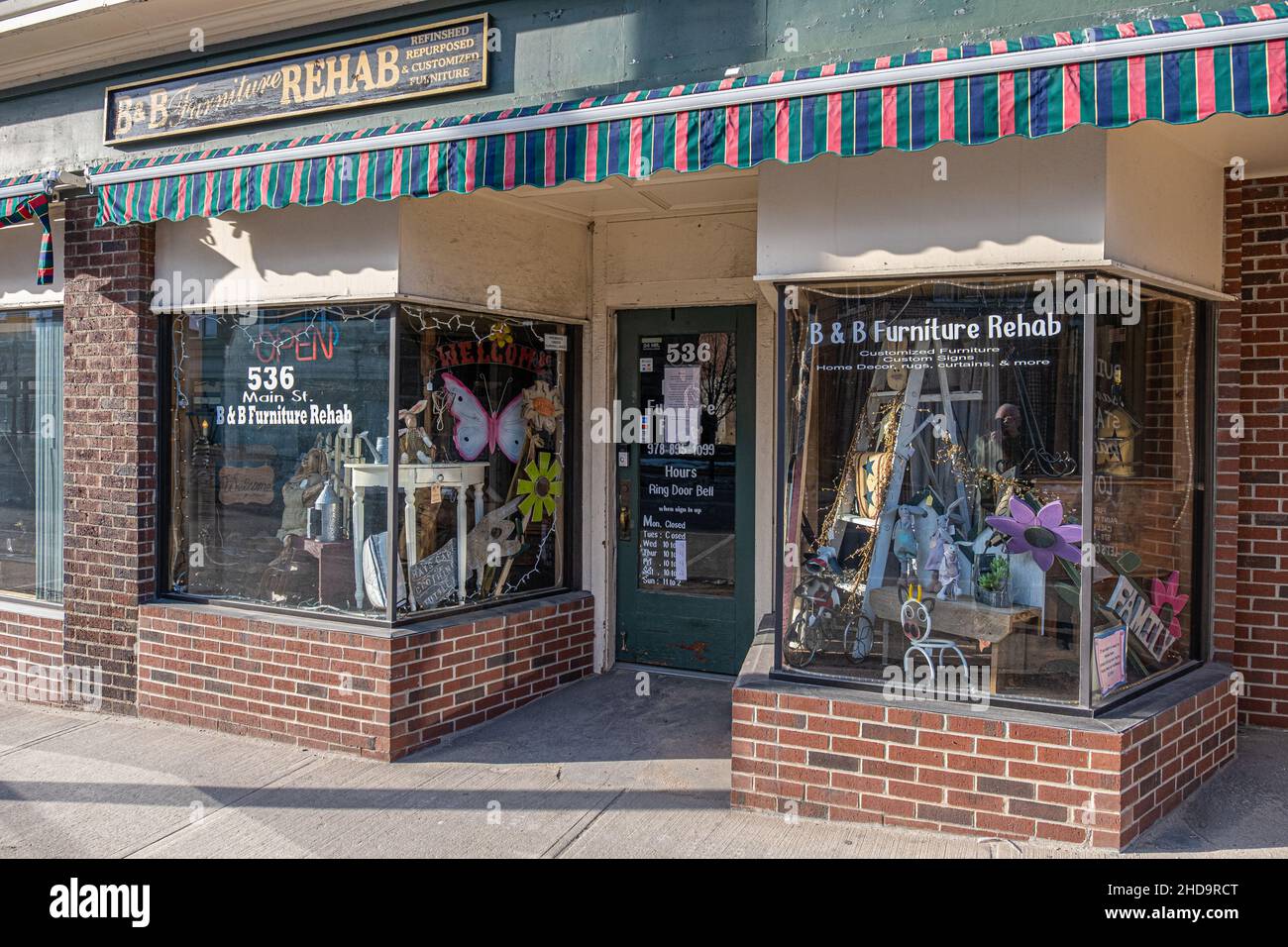 Un petit magasin situé sur la rue main, dans le centre-ville d'Athol, Massachusetts, a fermé ses portes en raison de la pandémie COVID 19 en 2020 Banque D'Images