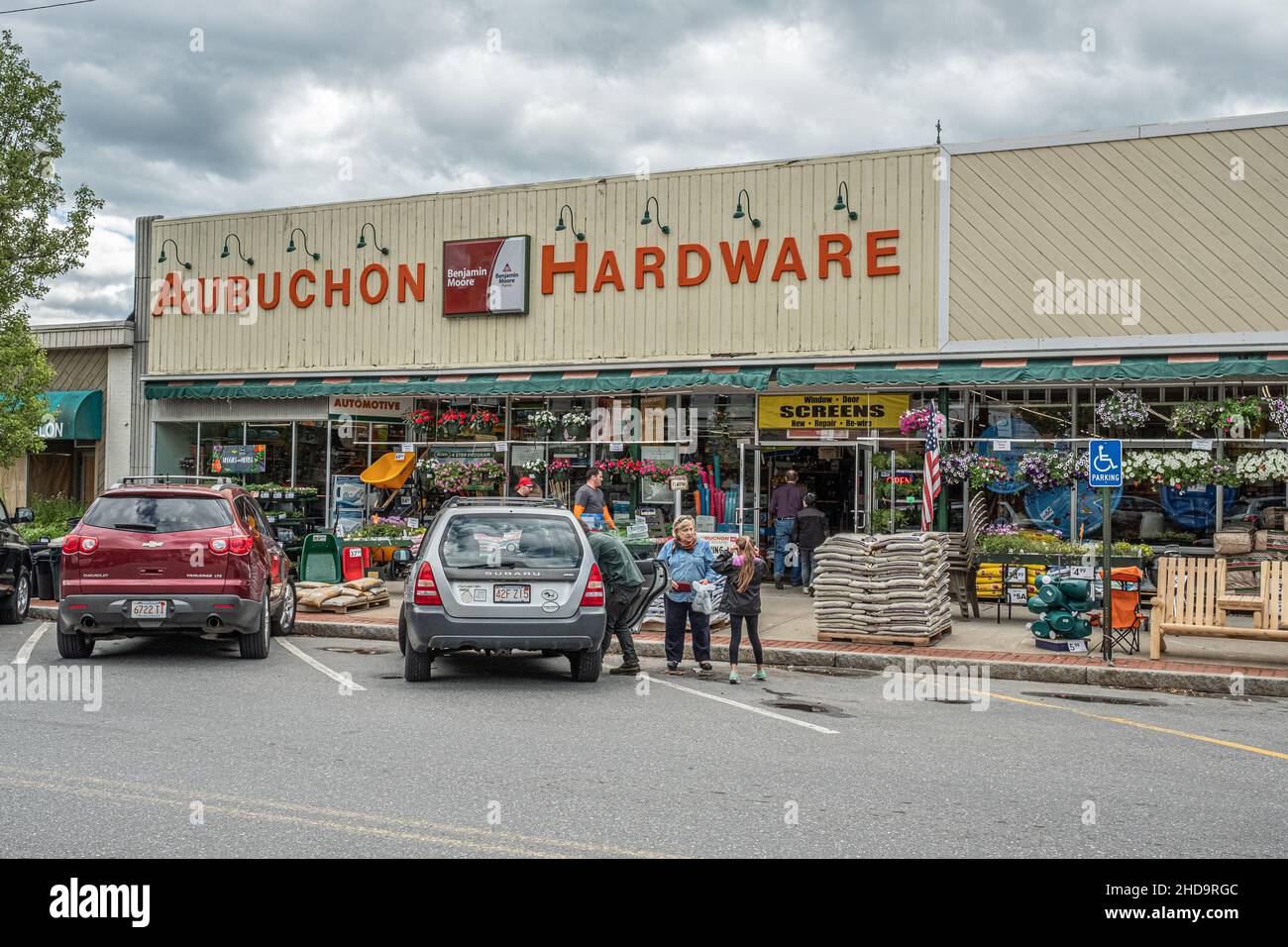 Voitures garées devant le magasin AuBuchon Hardware de Clinton, ma Banque D'Images