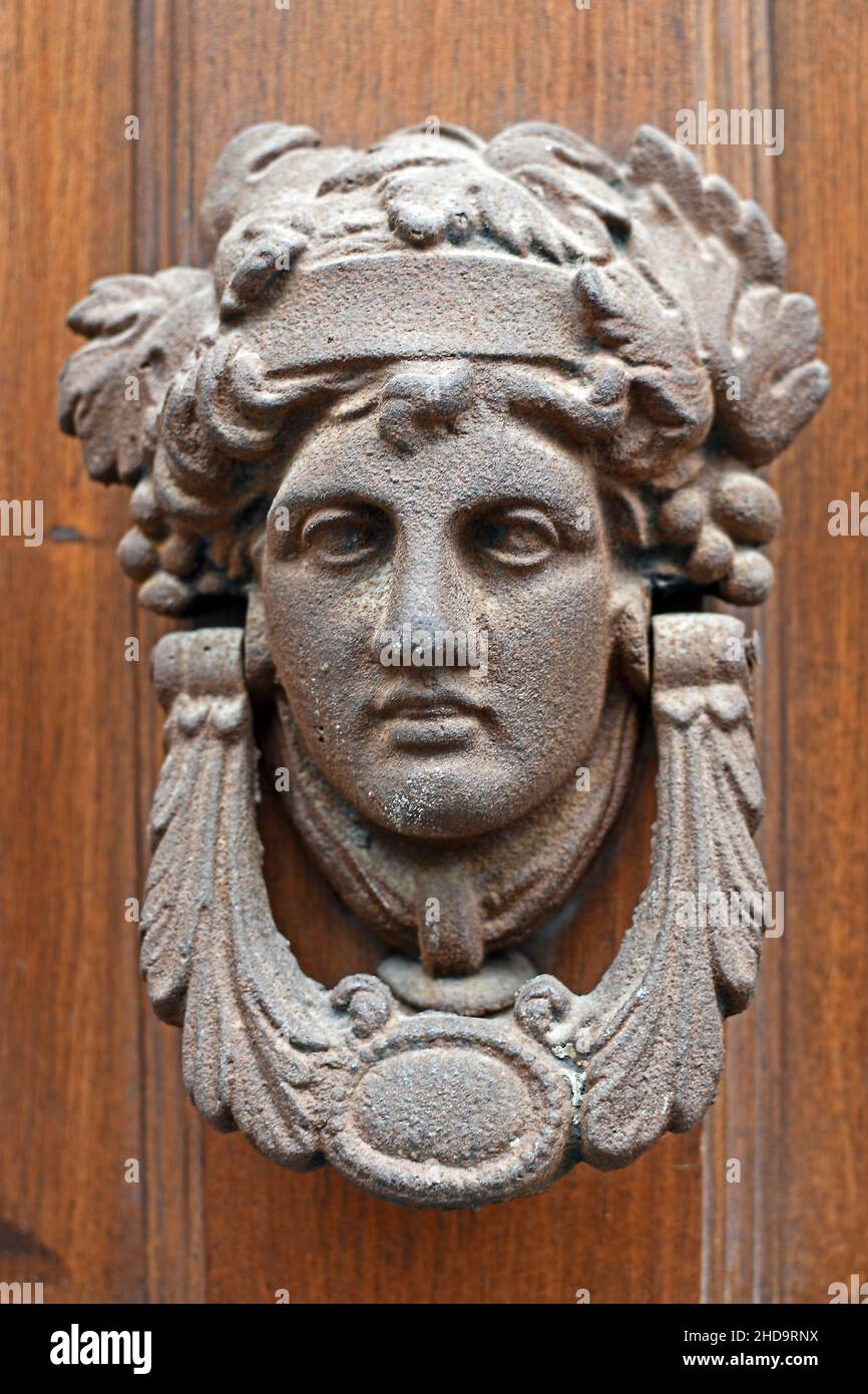 Détail d'un vieux bouton de porte rouillé conçu selon le style sicilien. Banque D'Images