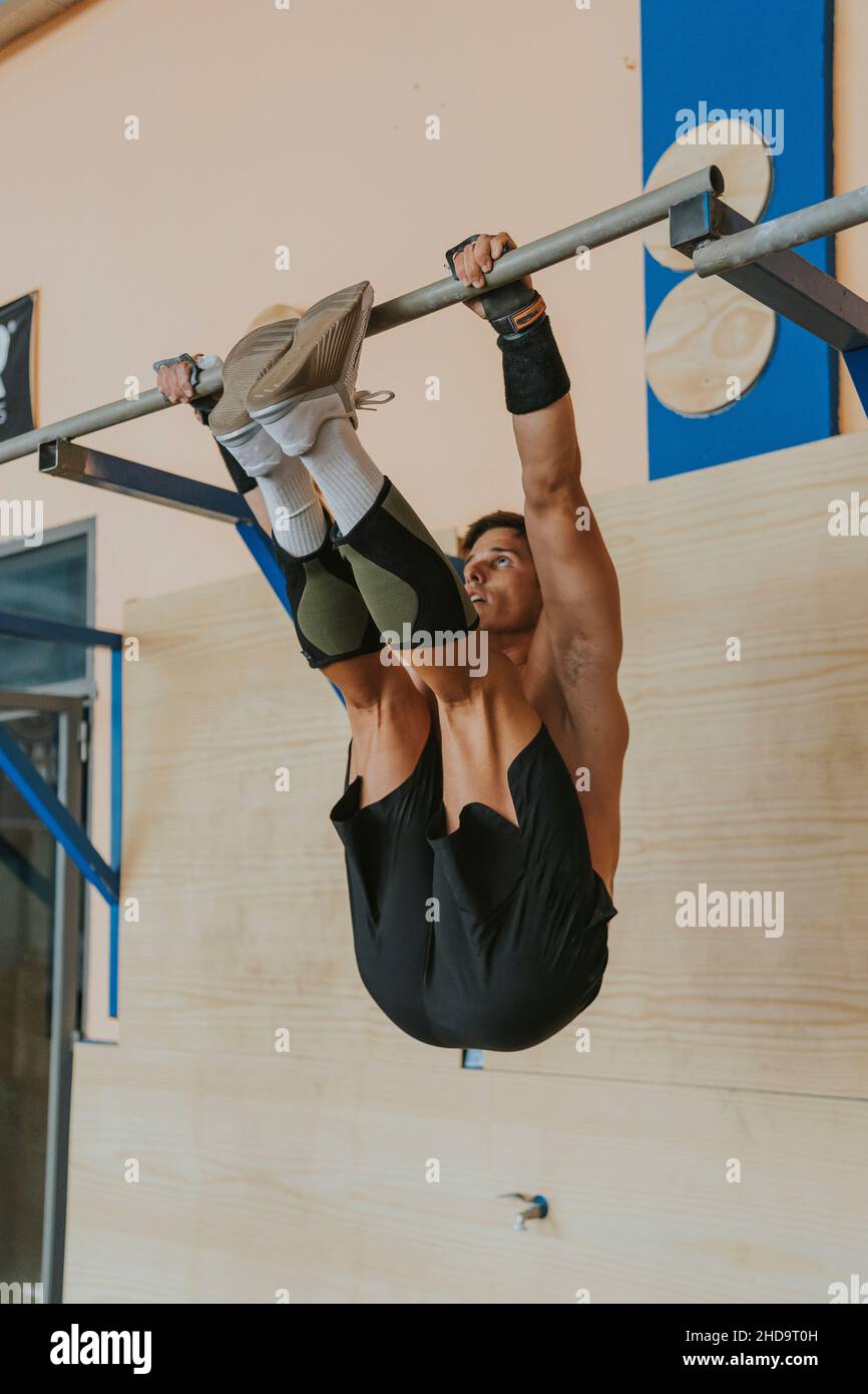 Un jeune athlète espagnol musclé s'entraîne dans une salle de sport. Le concept de CrossFit sport Banque D'Images