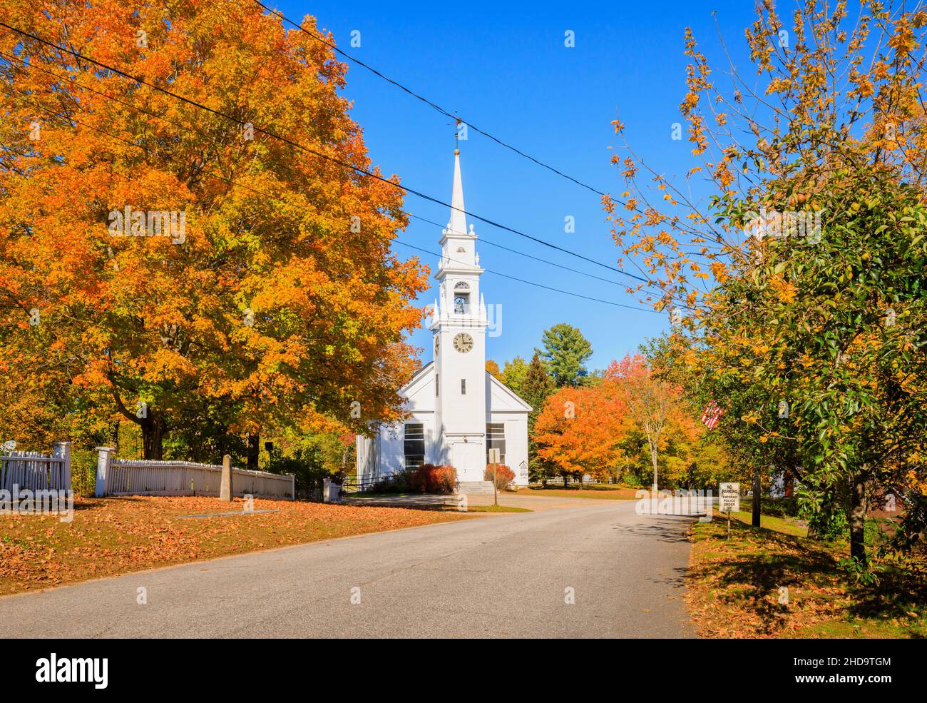 Le style de la renaissance grecque Old Meeting House Baptist Church in Center Sandwich, un village dans le New Hampshire, la Nouvelle-Angleterre, les États-Unis en automne / couleurs d'automne Banque D'Images