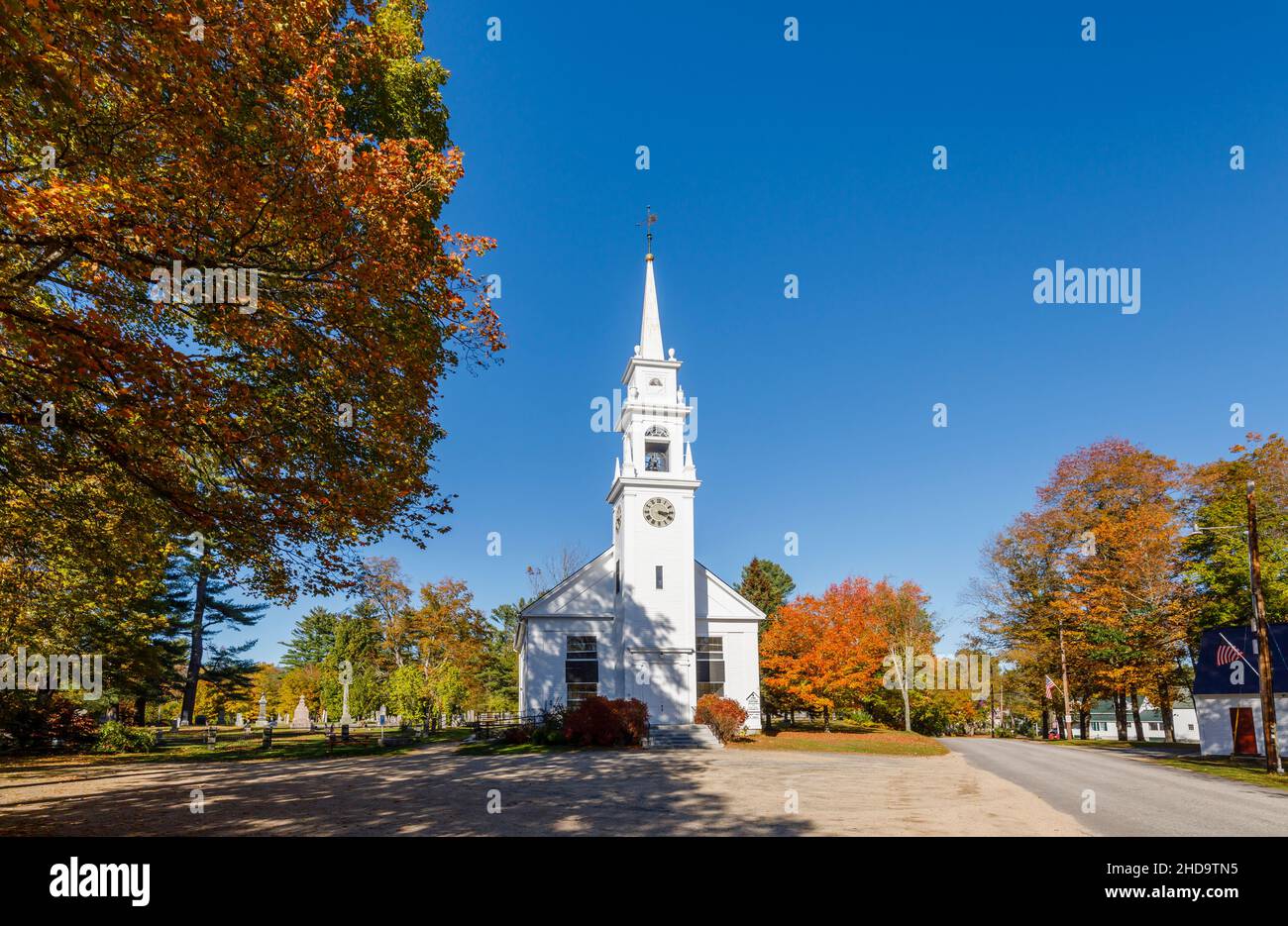 Le style de la renaissance grecque Old Meeting House Baptist Church in Center Sandwich, un village dans le New Hampshire, la Nouvelle-Angleterre, les États-Unis en automne / couleurs d'automne Banque D'Images