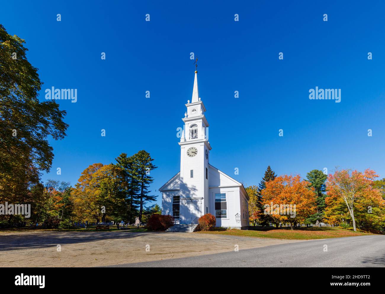 Le style de la renaissance grecque Old Meeting House Baptist Church in Center Sandwich, un village dans le New Hampshire, la Nouvelle-Angleterre, les États-Unis en automne / couleurs d'automne Banque D'Images