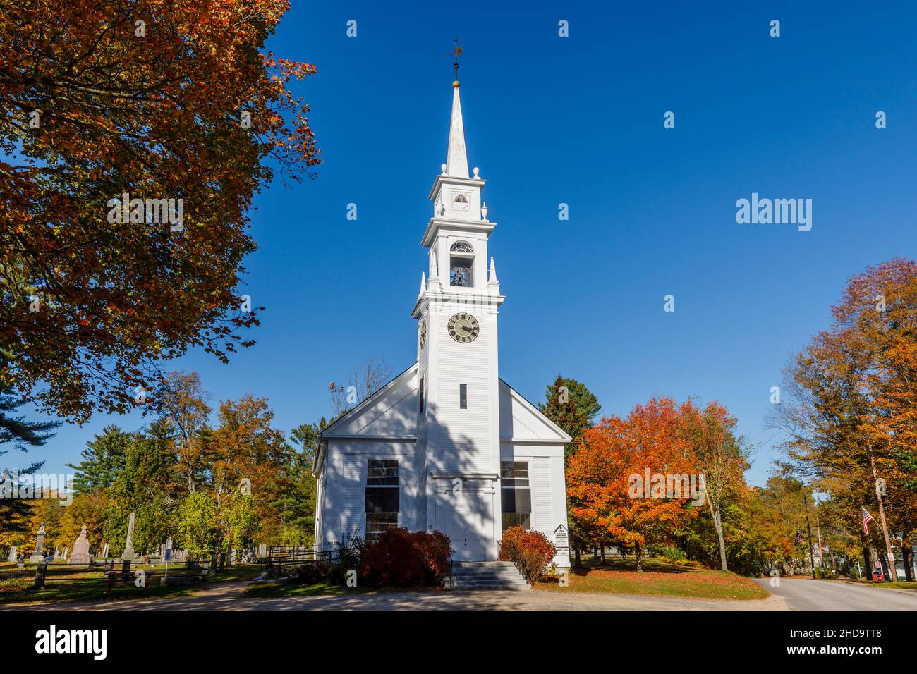 Le style de la renaissance grecque Old Meeting House Baptist Church in Center Sandwich, un village dans le New Hampshire, la Nouvelle-Angleterre, les États-Unis en automne / couleurs d'automne Banque D'Images