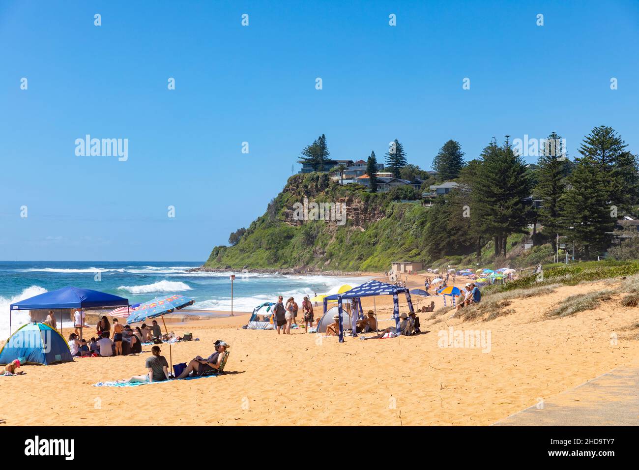 Newport Beach Sydney Australie lors d'une journée d'été avec des gens qui profitent du soleil chaud, Sydney, NSW, Australie Banque D'Images