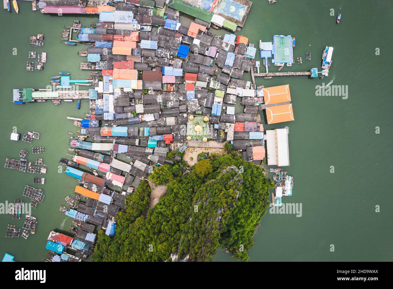 Vue panoramique aérienne du village flottant Ko Panyi, Phang Nga, Thaïlande Banque D'Images