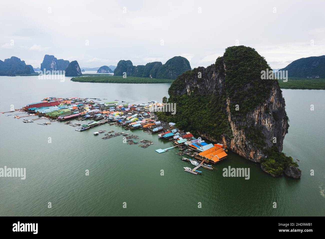 cenic vue aérienne du village flottant Ko Panyi, Phang Nga, Thaïlande Banque D'Images