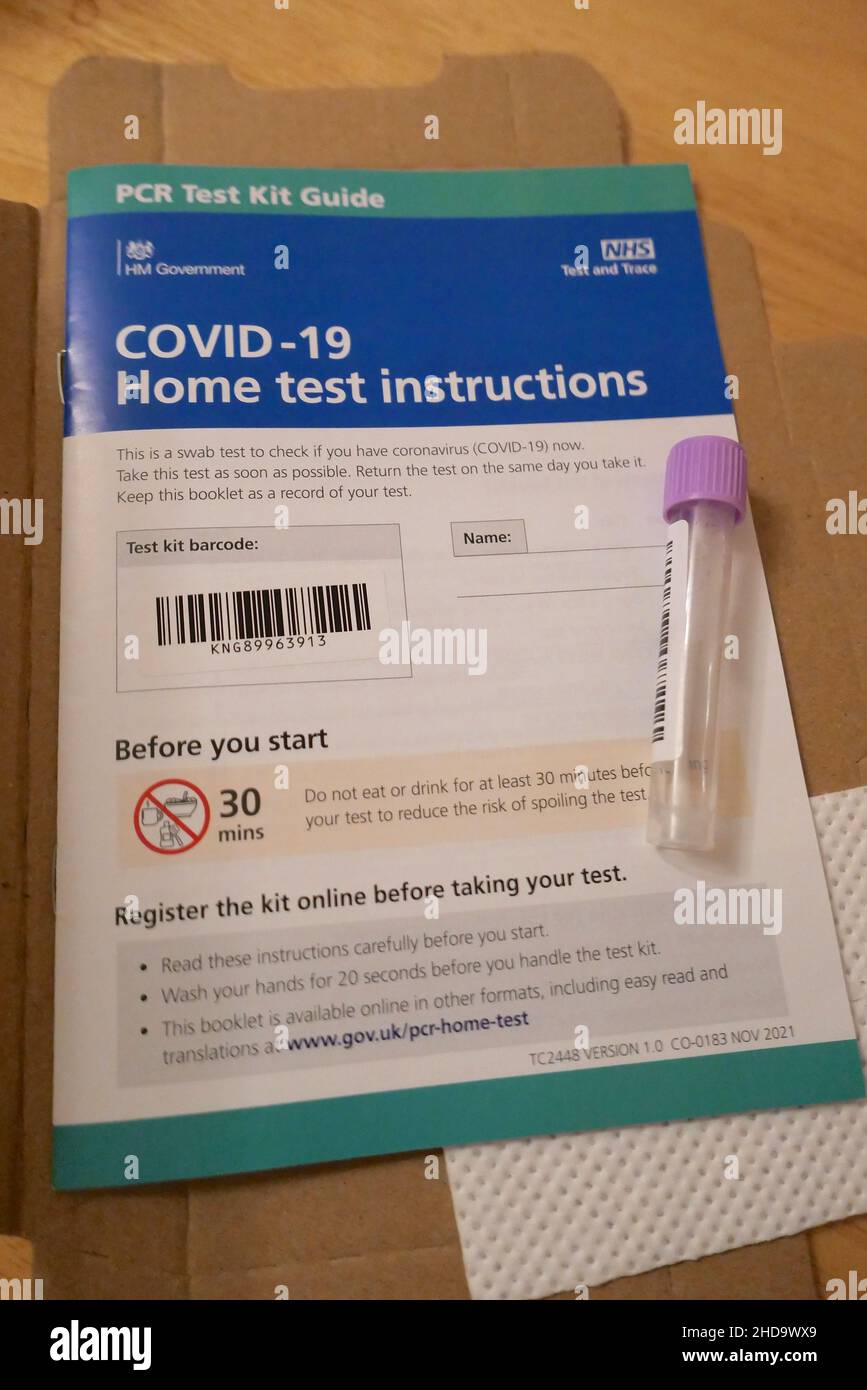 Les travailleurs du NHS et les travailleurs de la santé trouvent pratiquement impossible de se procurer des tests PCR ou des tests de flux latéraux , mais ils sont la colonne vertébrale du pays qui s'occupent des malades ,A travaillé pendant la pandémie de COVID - 19 tandis que d'autres travailleurs étaient sur le furigh et sont tenus de faire des tests de débit latéral quotidiens et au moins 1 tests PCR hebdomadaires .Le premier ministre est au courant de la pénurie de tests depuis des semaines .Il mendifie la croyance qu'il fait si peu si tard .. Banque D'Images