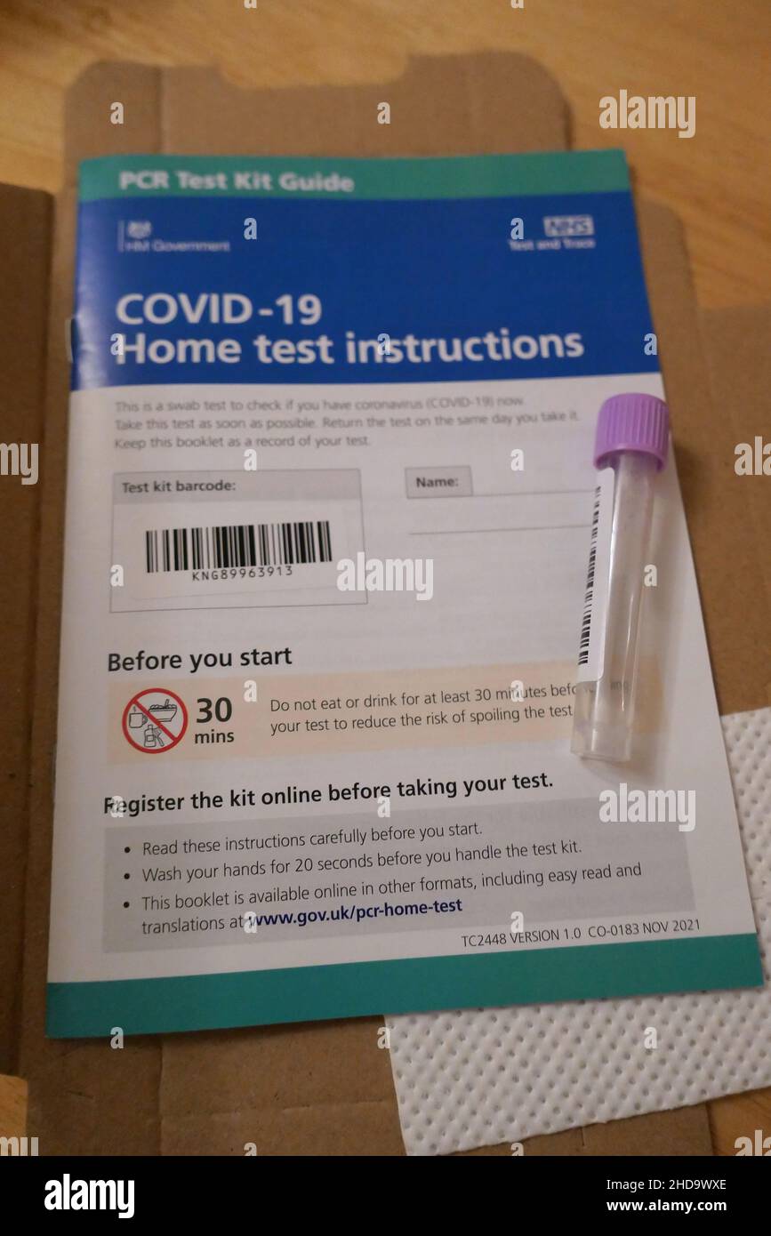 Les travailleurs du NHS et les travailleurs de la santé trouvent pratiquement impossible de se procurer des tests PCR ou des tests de flux latéraux , mais ils sont la colonne vertébrale du pays qui s'occupent des malades ,A travaillé pendant la pandémie de COVID - 19 tandis que d'autres travailleurs étaient sur le furigh et sont tenus de faire des tests de débit latéral quotidiens et au moins 1 tests PCR hebdomadaires .Le premier ministre est au courant de la pénurie de tests depuis des semaines .Il mendifie la croyance qu'il fait si peu si tard .. Banque D'Images