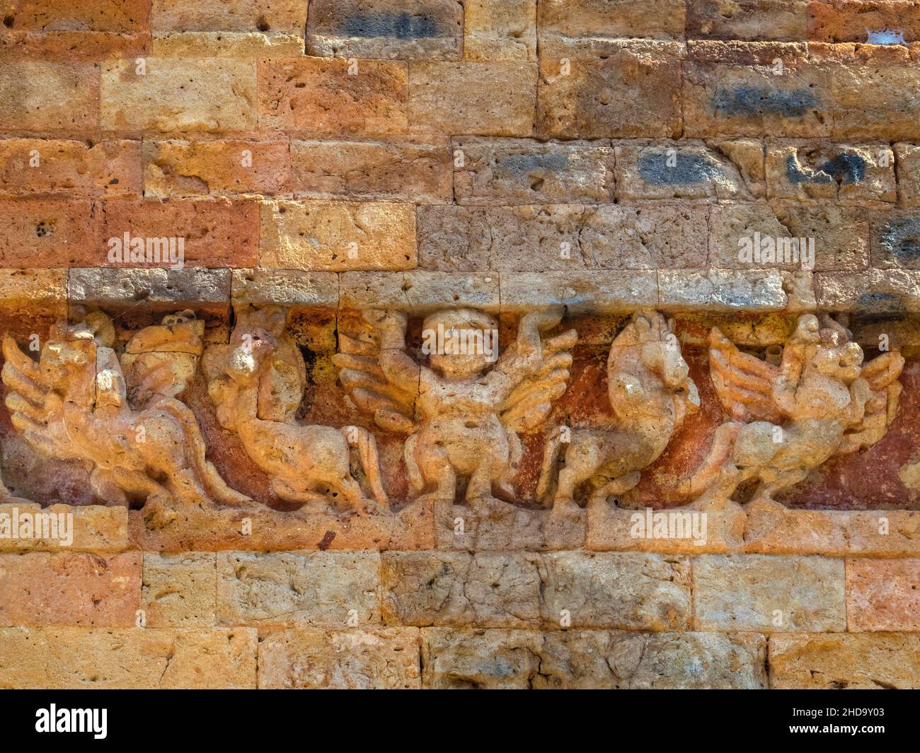 Chevaux volants sur un mur de briques à Prasat Sambor - Sambor Prei Kuk, Cambodge Banque D'Images