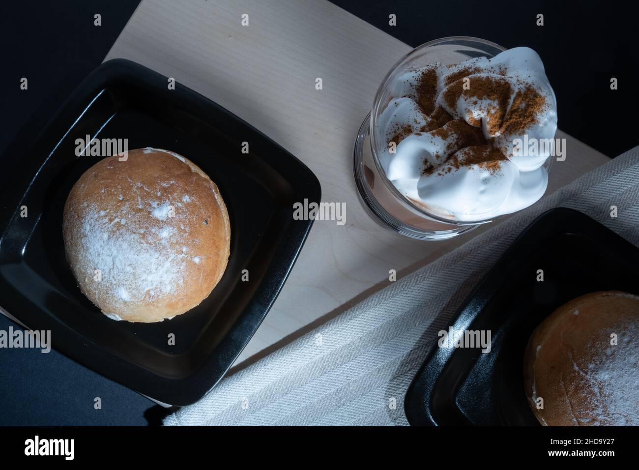 Helsinki / Finlande - 4 JANVIER 2022 : aliments traditionnels finlandais : gros plan d'un petit pain à la crème fouettée et de la confiture de fraises.Une tasse de Banque D'Images