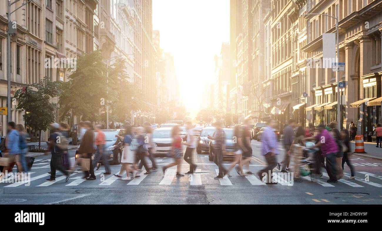 Foule de personnes traversant le passage à côté à l'intersection animée de 23rd Street et 5th Avenue à Manhattan, New York Banque D'Images