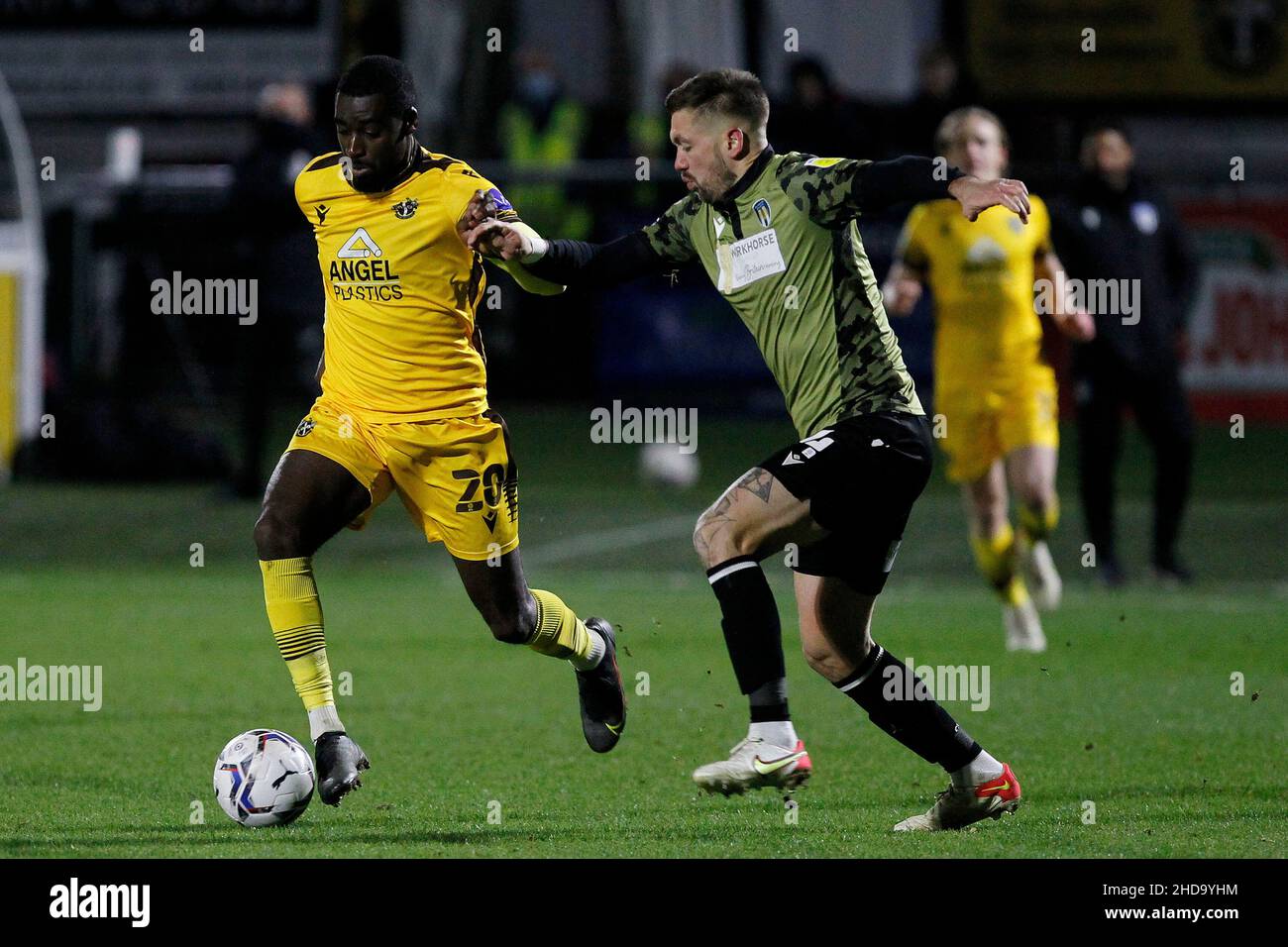 Sutton, Royaume-Uni.04th janvier 2022.Enzio Boldewijn, de Sutton United, et Luke Chambers, de Colchester, se sont Unis lors du match du Trophée de l'EFL Papa JohnÕs entre Sutton United et Colchester United à Gander Green Lane, Sutton, en Angleterre, le 4 janvier 2022.Photo de Carlton Myrie.Utilisation éditoriale uniquement, licence requise pour une utilisation commerciale.Aucune utilisation dans les Paris, les jeux ou les publications d'un seul club/ligue/joueur.Crédit : UK Sports pics Ltd/Alay Live News Banque D'Images