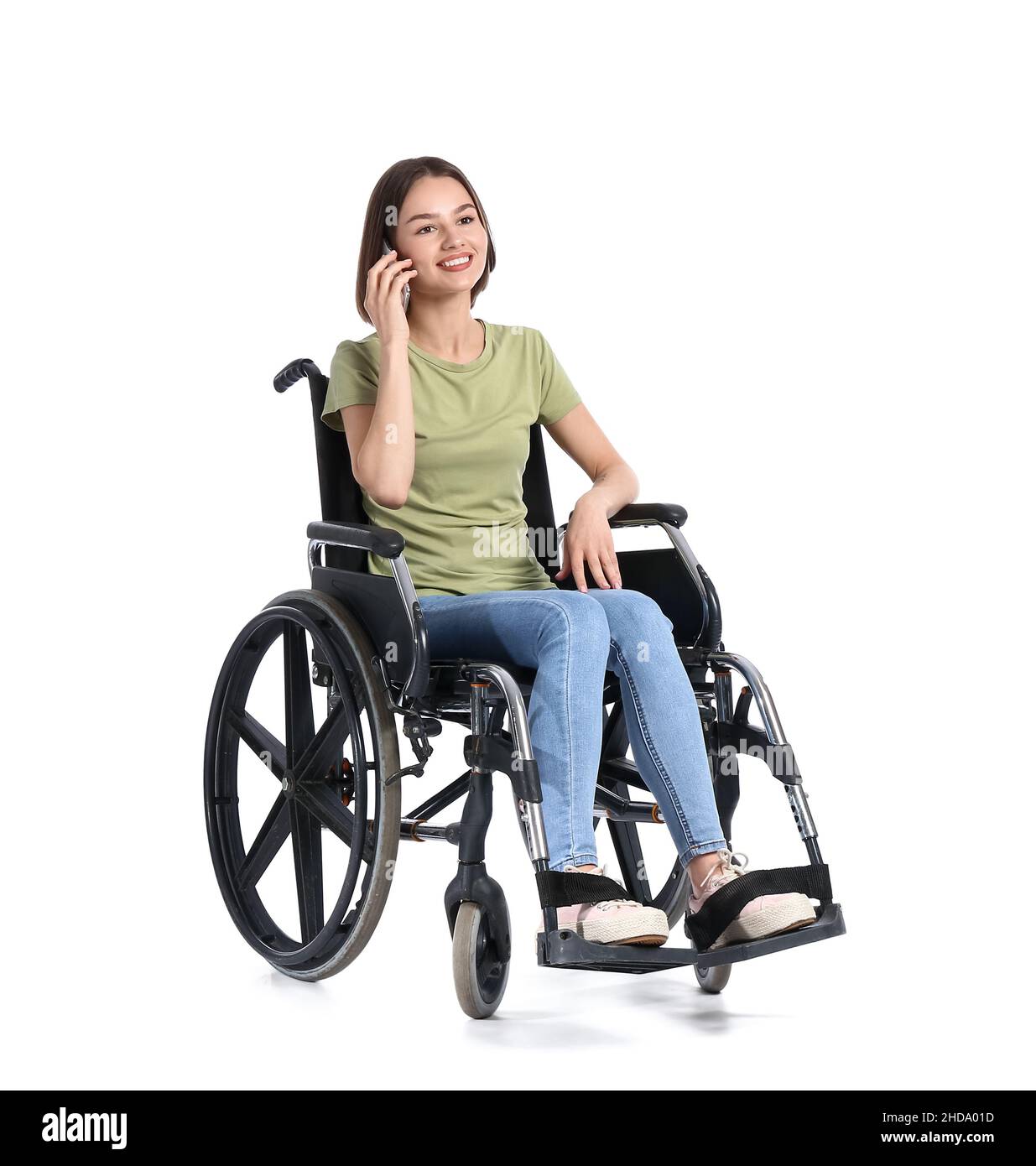 Jeune femme en fauteuil roulant parlant par téléphone sur fond blanc Photo  Stock - Alamy