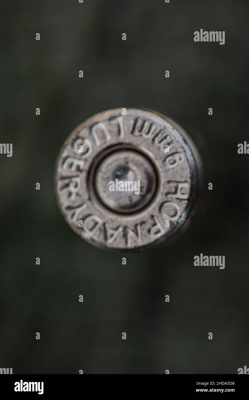 boîtier de balle abandonné sur le sol Banque D'Images