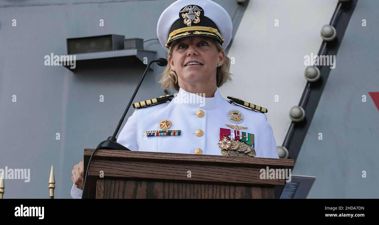 Le capitaine Amy Bauernschmidt, commandant entrant du porte-avions USS Abraham Lincoln (CVN 72), lit ses ordres lors d'une cérémonie de changement de commandement tenue sur le pont de vol du transporteur à San Diego, en Californie, le 19 août 2021.Elle est la première femme à diriger l'un des 11 porte-avions nucléaires de la Marine.Le lundi 3 janvier 2022, l'USS Abraham Lincoln a quitté San Diego pour un déploiement régulier prévu pour la première fois sous le commandement du capitaine Bauernschmidts.Crédit obligatoire : Jeremiah Bartelt/US Navy via CNP Banque D'Images